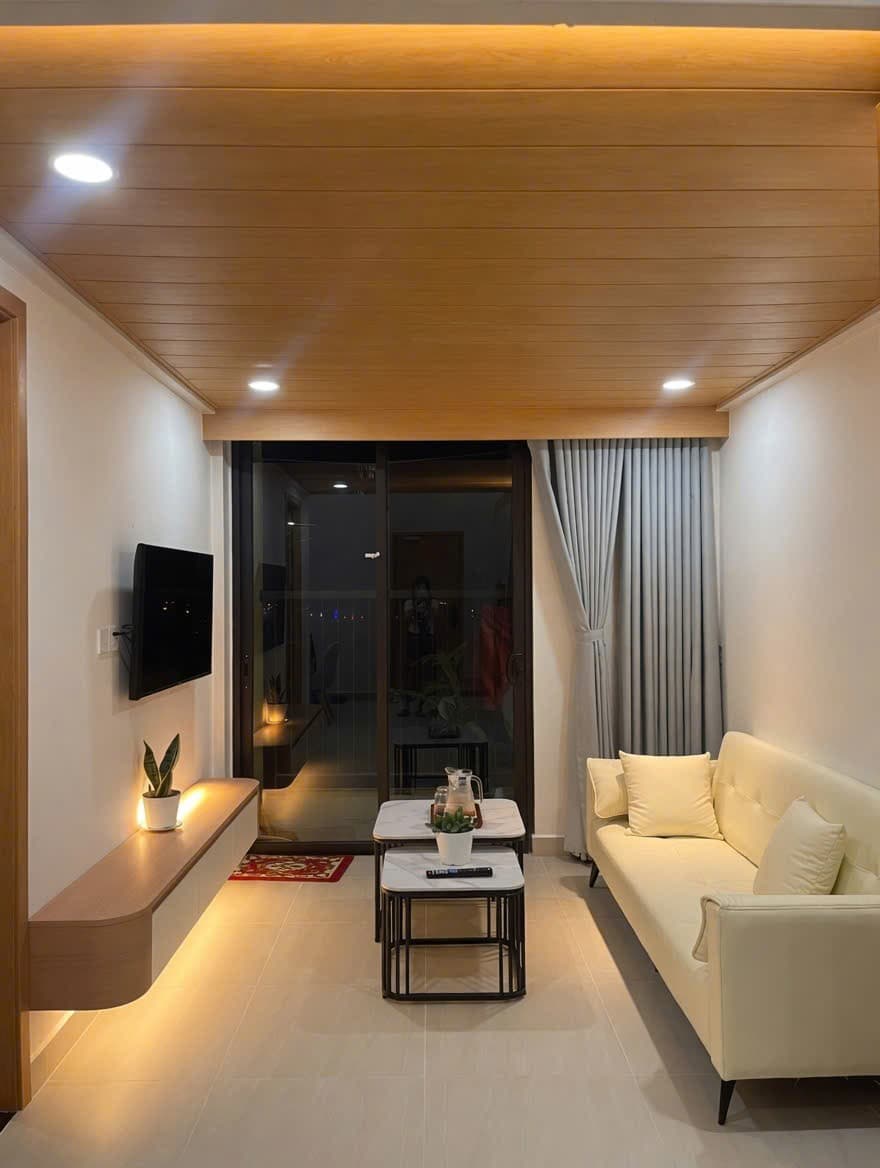 A107 — Phòng khách ấm cúng với sofa kem, smart TV và ban công