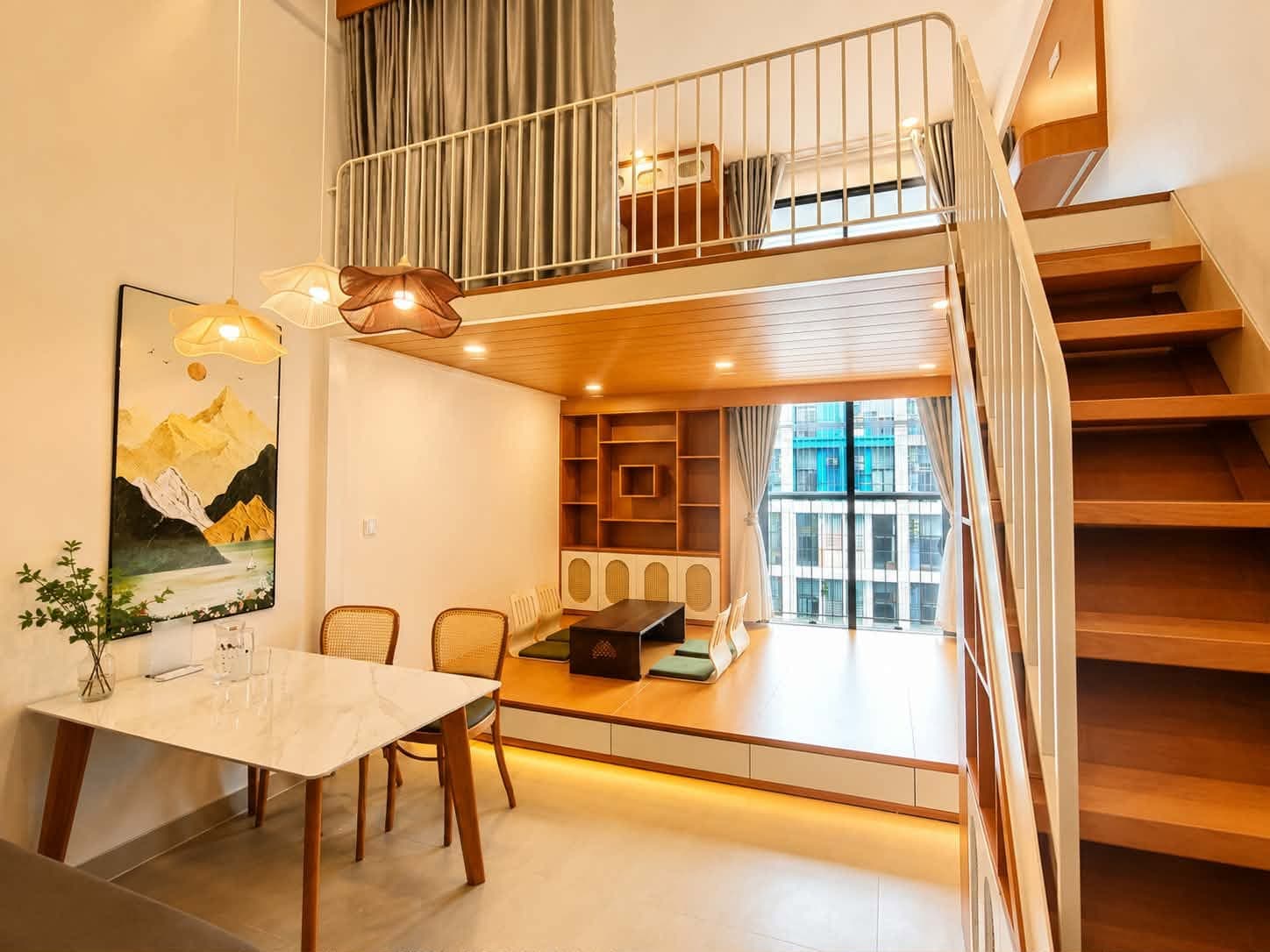 A308 — Toàn cảnh studio gác lửng với cầu thang gỗ và đèn mây đan