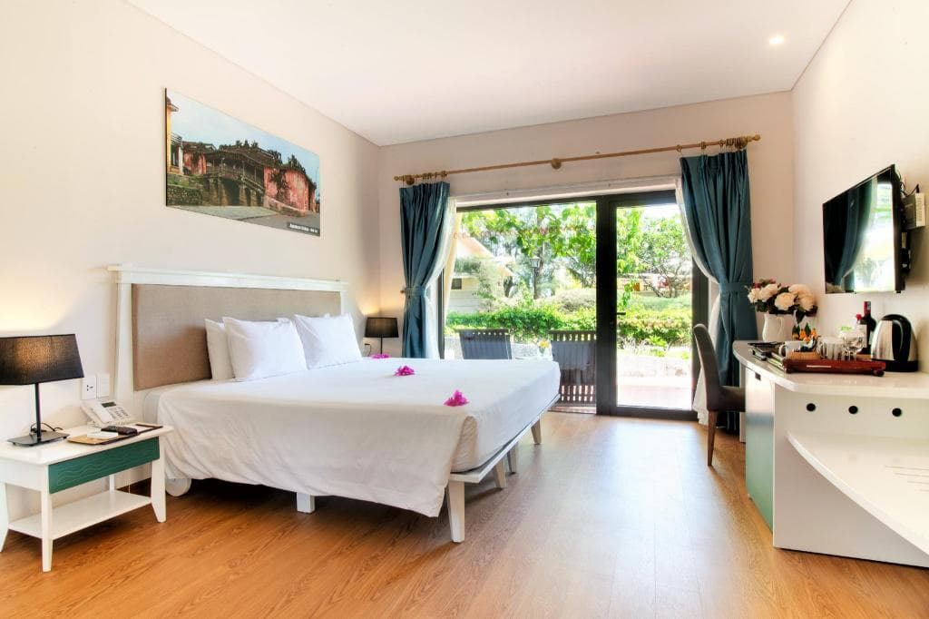 Cozy Green — view thành phố từ cửa sổ