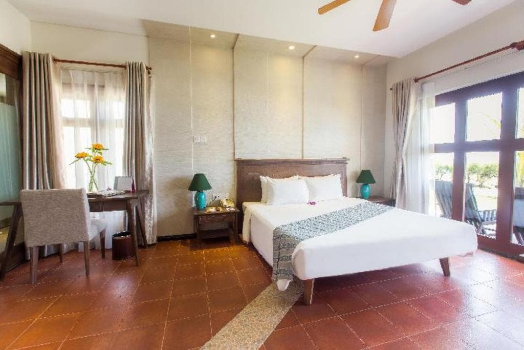 Peach Garden — giường King size + decor handmade