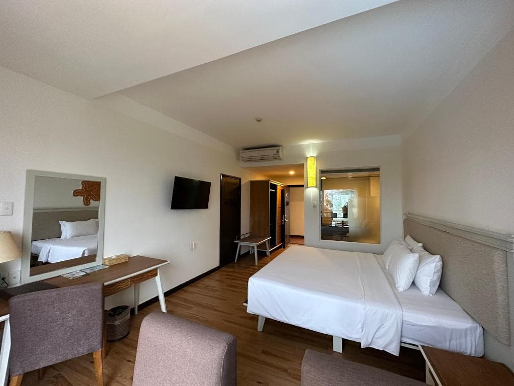 Sage Suite — bàn ăn nhỏ cạnh cửa sổ
