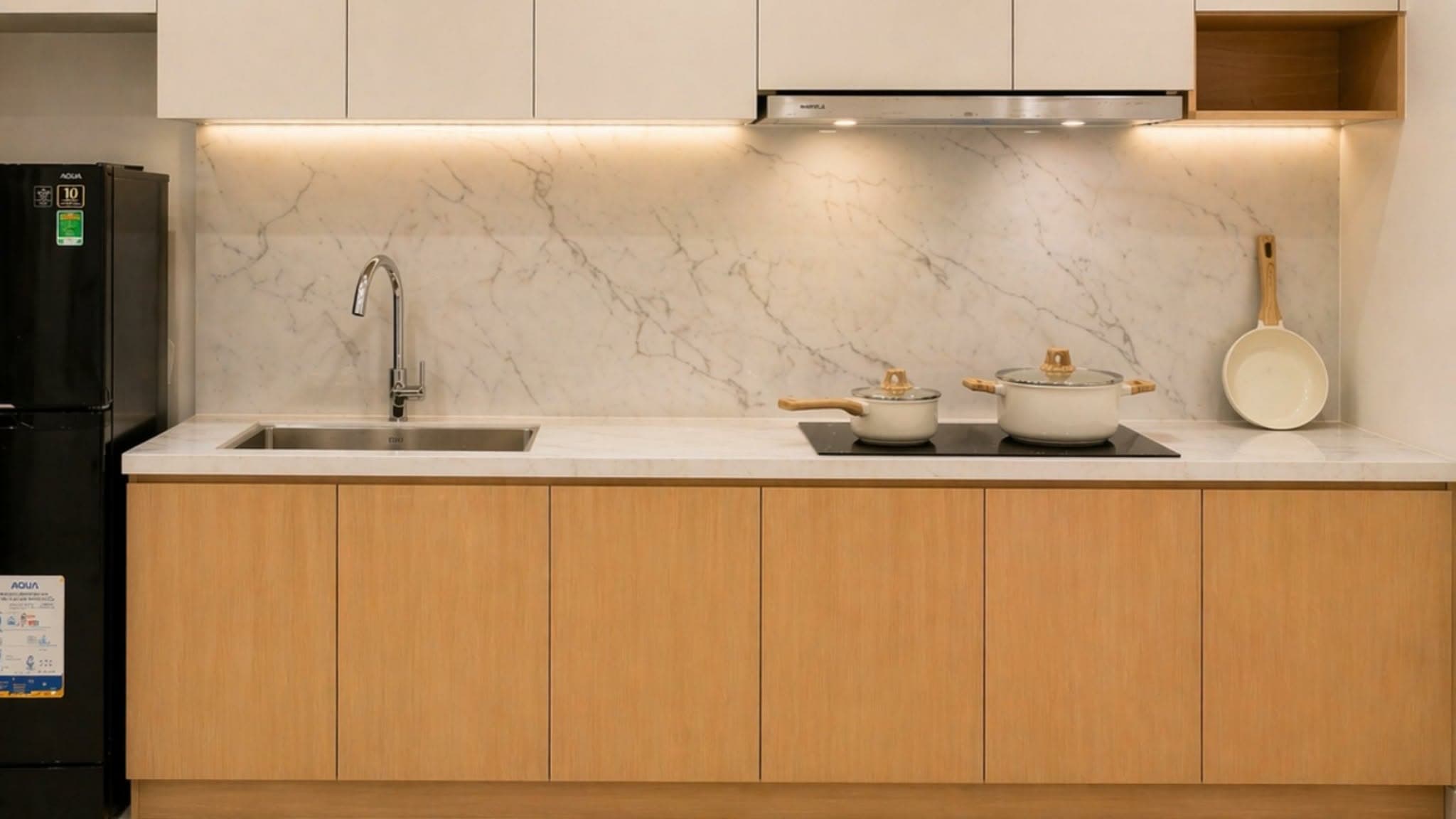 A107 — Bếp marble đầy đủ tủ lạnh, bếp từ và máy hút mùi