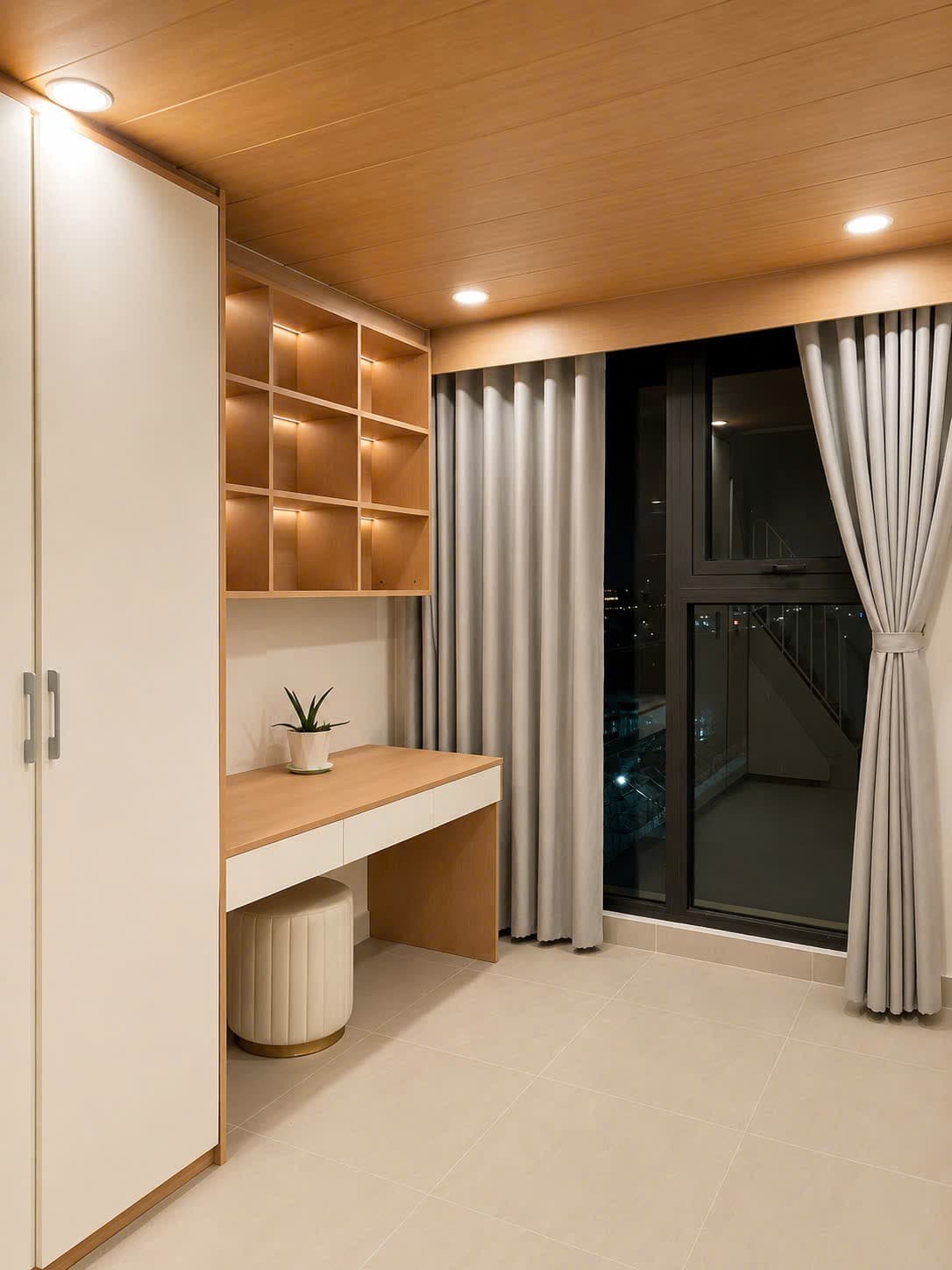 A107 — Góc làm việc với bàn gỗ + kệ sách + view ban công