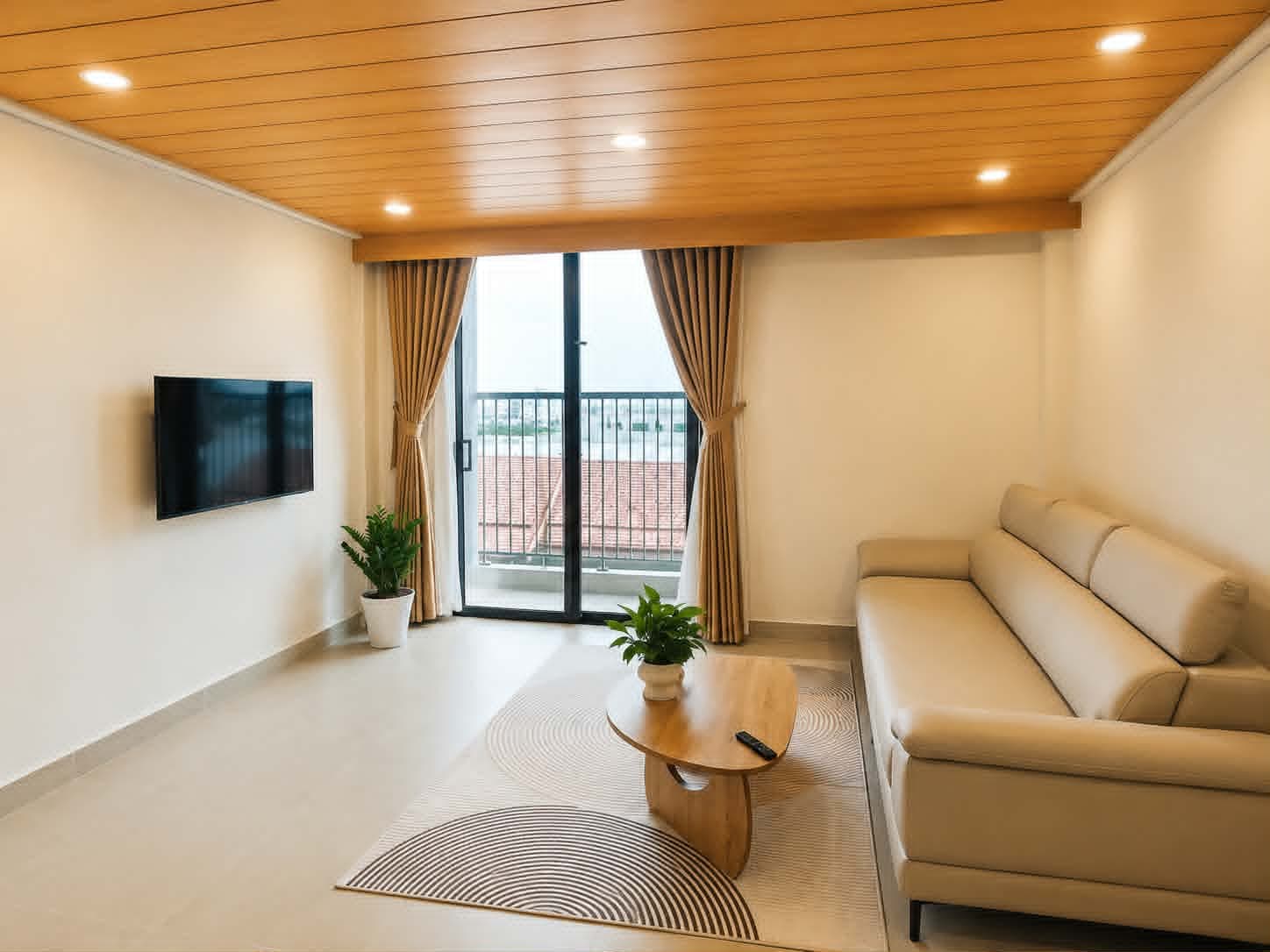 A205 — Góc phòng khách với smart TV treo tường và bàn trà gỗ