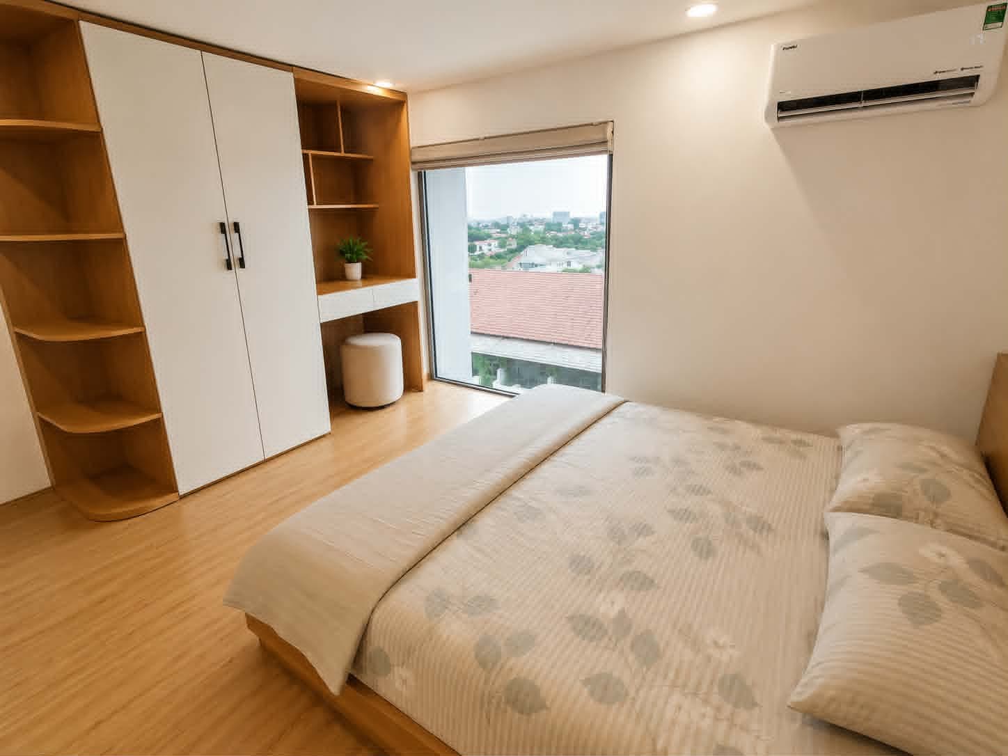 A205 — Phòng ngủ giường đôi với tủ áo, góc làm việc và cửa kính view