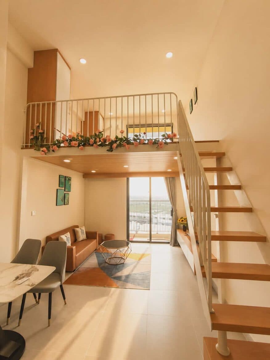 A207 — Toàn cảnh gác lửng với cầu thang gỗ và ban công view cánh đồng
