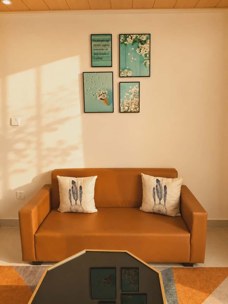 A207 — Góc sofa cam với gối tựa và tranh treo tường