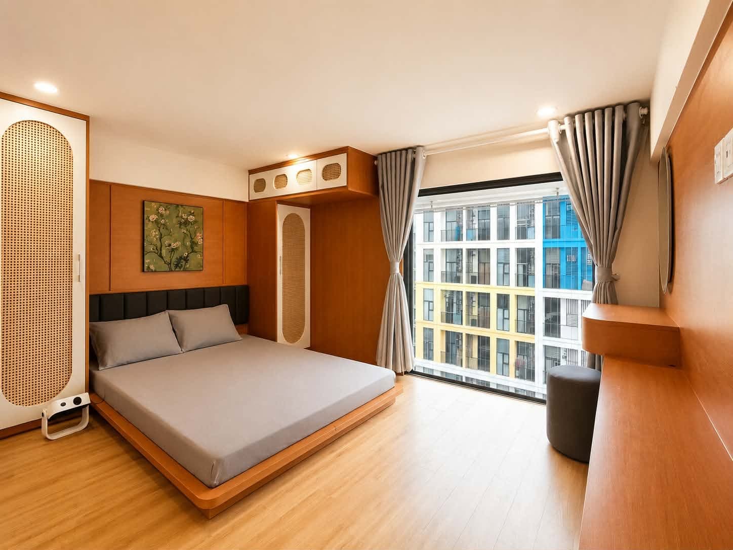 A308 — Phòng ngủ giường đôi ga xám bên cửa kính lớn
