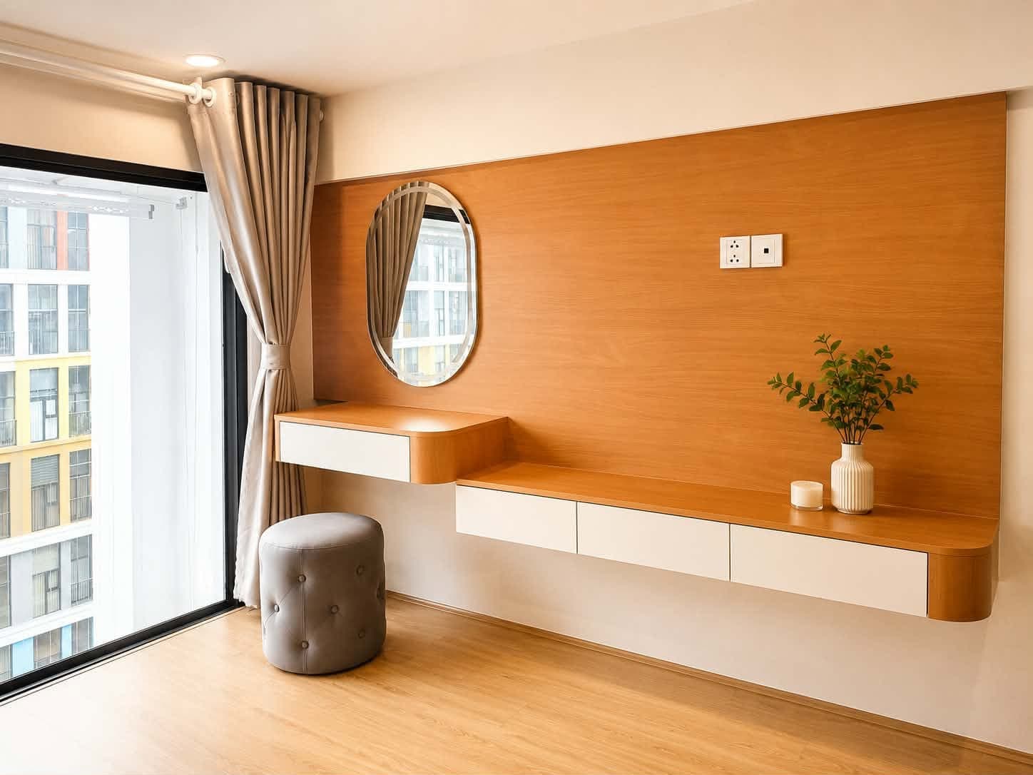 A308 — Góc trang điểm với gương oval và kệ gỗ bên cửa sổ