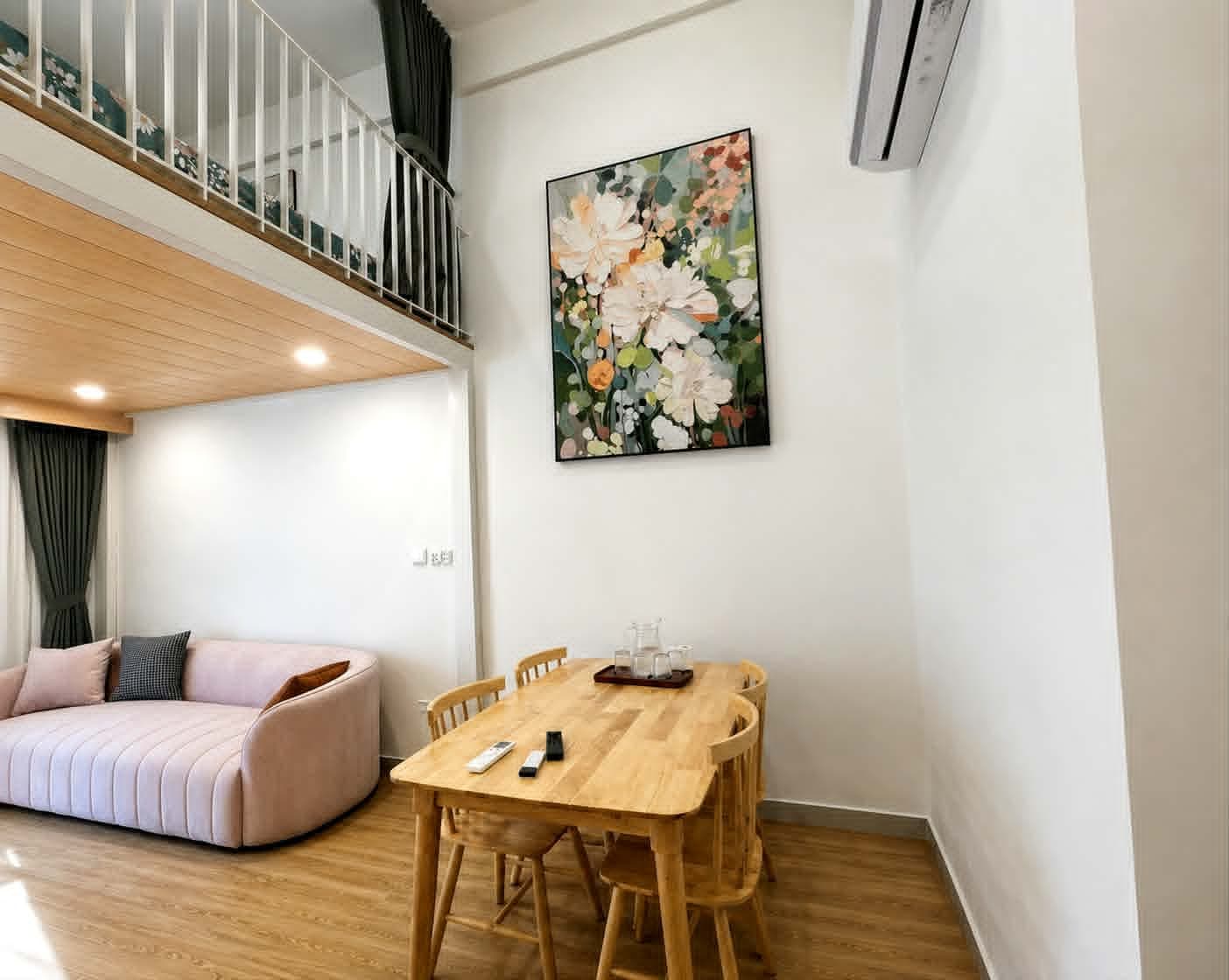 A403 — Bàn ăn gỗ 4 ghế dưới bức tranh hoa, nhìn lên lan can gác lửng