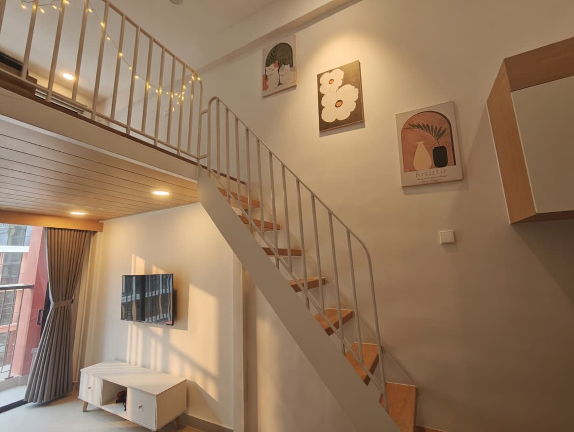 A403A — Cầu thang lên gác lửng với decor đèn nháy